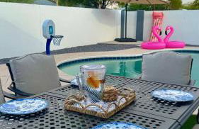 NEW PHX Pool Home With Deep End and Central Location - Foto 13