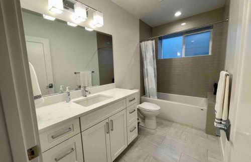 Gorgeous 1 BR Suite in a New House Free Parking - Foto 5