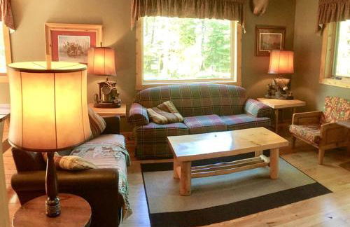 Cozy and Spacious Log Cabin Rental near Burt Lake State Park in Michigan - Foto 2