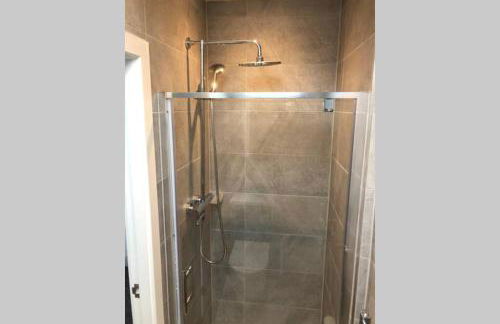 Oole 2 bed & en-suites house with parking near beach - Foto 27