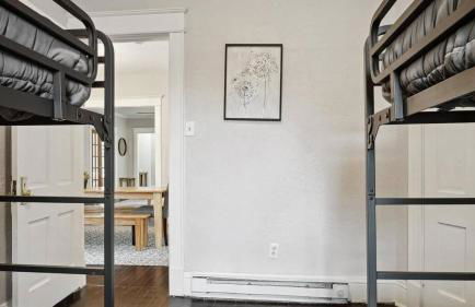 Blue & Gold Retreat sleeps 14 Minutes from ND - Photo 33