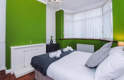 The Lyme Lounge - Contemporary & Stylish 3BR Home - Sleeps 7 with Parking & Wi-Fi - Perfect For Business or Work Stays - By Parydise Properties - Foto 17