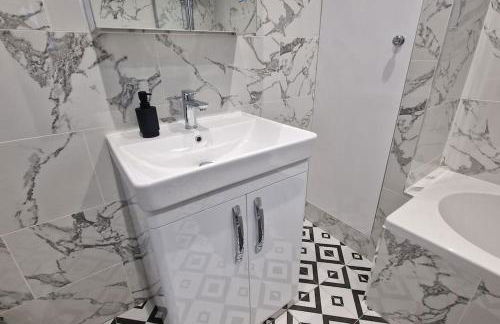 Stunning, clean, free parking home, ideal long stays - Foto 22