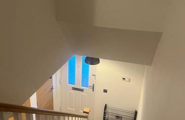 Lovely 2 bedroom home, free parking, 6 mins from airport - Foto 6