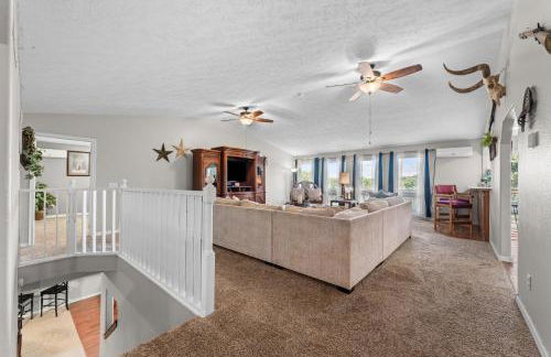 Lakefront Retreat with Deck, Movie Room and Yard - Foto 13