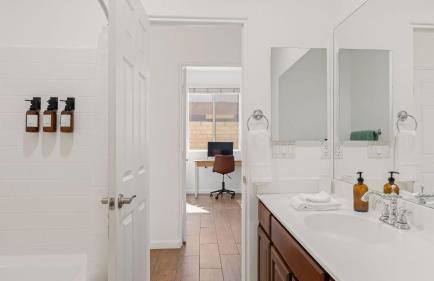 Desert Oasis w Pool Spa BBQ Outdoor Dining Under the Palms Calle Tolosa by AvantStay - Foto 25