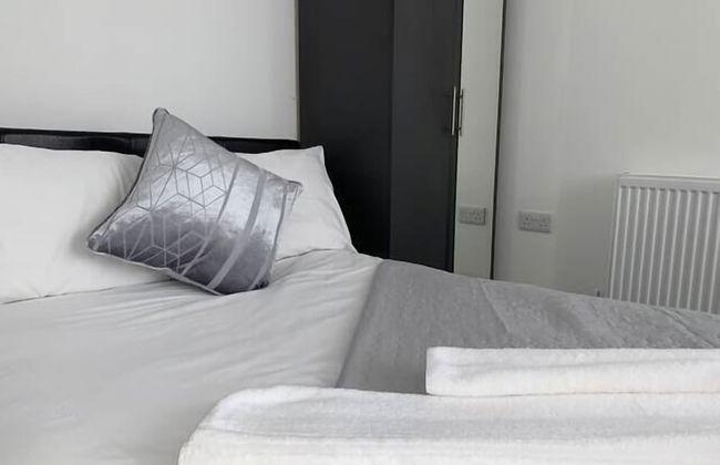 Beautiful 3-bed House in Wolverhampton - Photo 11