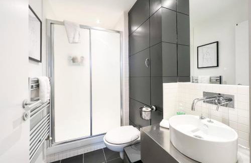 Lovely 2 Bed Duplex Apartment with Hydro Views - Photo 18