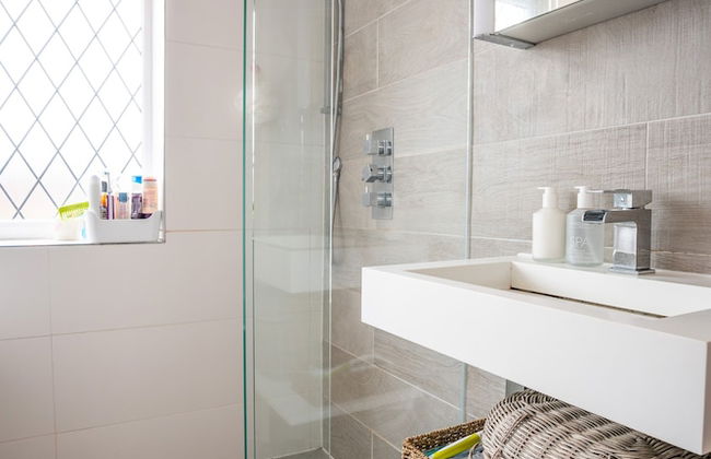 Contemporary Bright House 20 Min To Manc - Photo 27