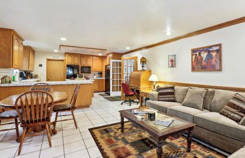 Lake Tahoe Family Home with Hot Tub and Game Room! - Foto 8