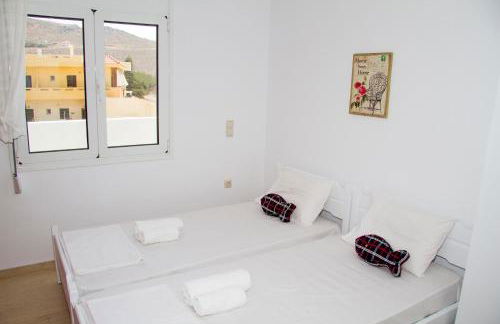 white house by the sea - Photo 23