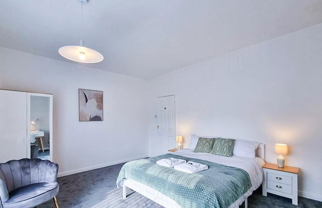 White Cozy House With Pool Table Game Room - Photo 7