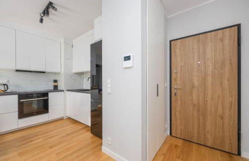 Elegant Apartment in Warsaw with Parking and Desk for Remote Work by Noclegi Renters - Foto 16