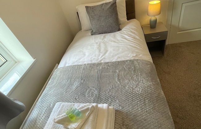 Lovely 3 Bedroom Apartment In Newcastle Upon Tyne With Free Parking - Photo 9