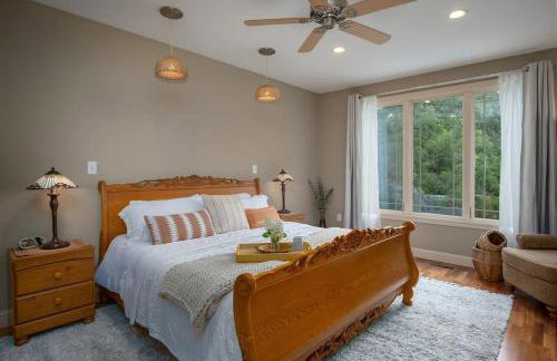 Brevard Basecamp · Brevard Basecamp fireplace in Primary BR - Foto 9