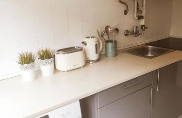 2BR Estoril Apartment - Near Estoril Beach & Cascais - Sleeps 4 - Foto 7