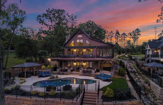 Black Bear Lodge by Avantstay Lakefront, Dock, Pool, Theater Sleeps 20+ - Foto 8