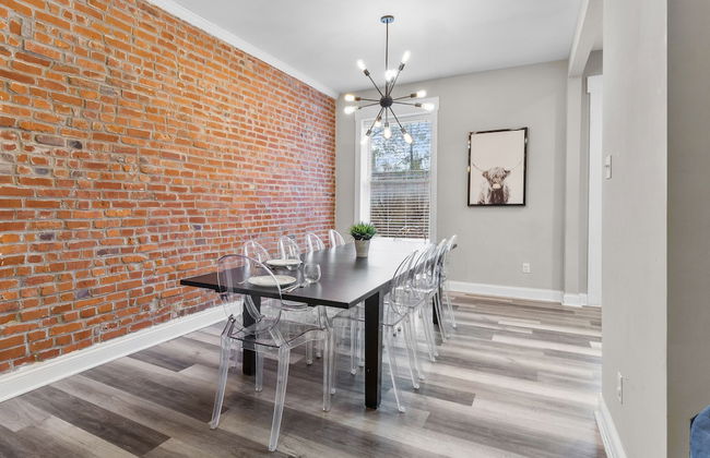 Designer Home in Shaw Right Side - JZ Vacation Rentals - Photo 13