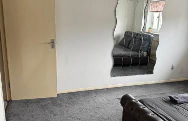 Peaceful 3 bedroom house close to Newcross hospital Wolverhampton - Photo 5