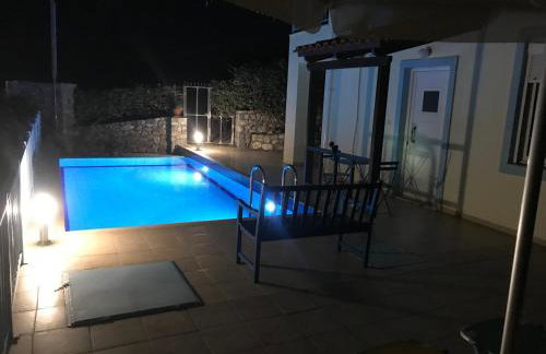 Breathtaking sea and Mountain views with Private pool, Peace full relaxing Villa with WiFi near Shops and Restaurants - Photo 9