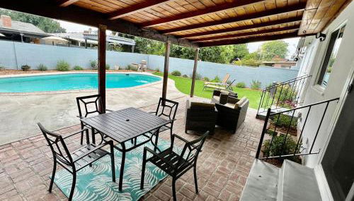 Cozy 3BR Home With Pool, Yard, Garage, and 80 inch TV! - Foto 3