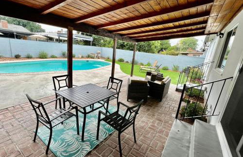 Cozy 3BR Home With Pool, Yard, Garage, and 80 inch TV! - Foto 3