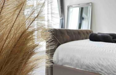 Spacious Southampton City Apartment with Courtyard - Foto 5