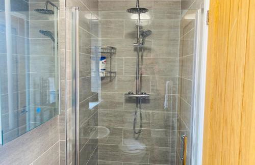 Modern Family Home with Off-Road Parking - Foto 17