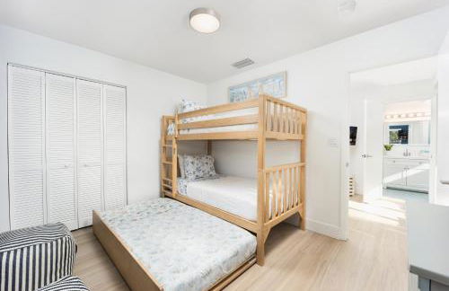 Heated Pool- MiniGolf- Fire Pit- Game Room- 1mi to Beach - Foto 25