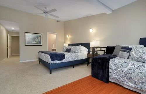 Large Townhouse, Walk to All! King Beds-Highlands - Foto 19