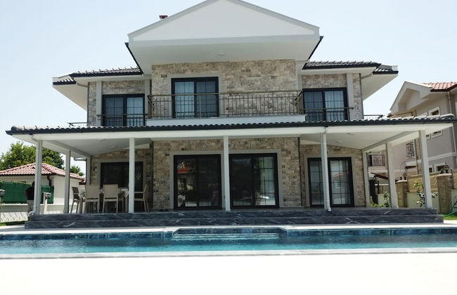 Stunning 4-bed Villa Grey 4 Bedrooms Private Pool - Photo 1