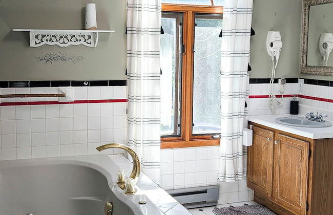 3Bedroom2Bath CarriageHouse Pet Friendly - Photo 1