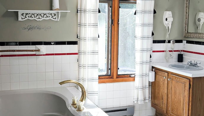 3Bedroom2Bath CarriageHouse Pet Friendly - Photo 1