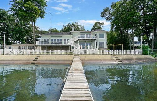 6BR Houghton Lake House with Indoor Pool, Hot Tub and Golf Simulator - Photo 64