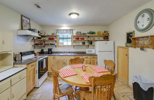 Riverfront Briceville Cabin with Patio and Fire Pit! - Foto 8