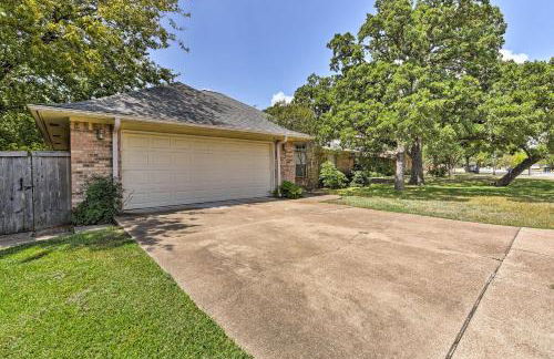 Cozy College Station Home with Patio and Fireplace - Foto 25