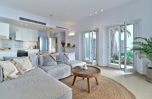 Private Luxury Scarlet beachfront villa, Molos, Paros - Photo 13