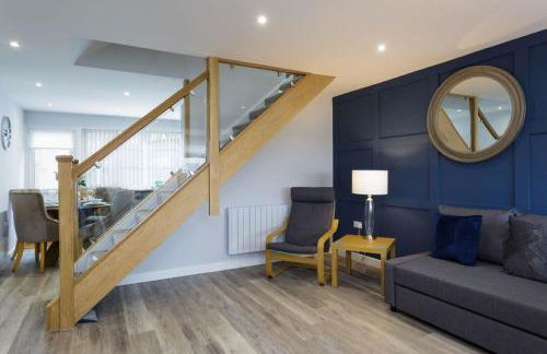 Castle View - 2 Bed Stylish Coastal Port Solent Retreat with Views! Parking, Sleeps 6 - LONG TERM STAY WINTER SPECIAL OFFER- By Blue Puffin Stays - Photo 7