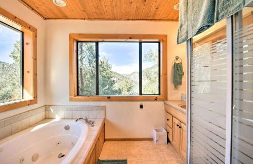 Luxe Escape with Decks, Mtn Views, Game Room! - Foto 13