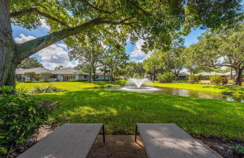 Luxurious Golf Retreat Villa in PGA National! - Photo 23