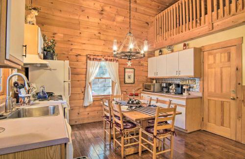 Rustic Rothbury Cabin with Resort Amenity Access! - Foto 2