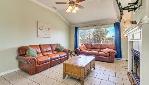 Hot Tub, Pool, and Fire Pit! Solar-Powered Hutto Gem - Foto 5