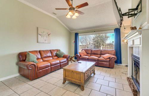 Hot Tub, Pool, and Fire Pit! Solar-Powered Hutto Gem - Foto 5