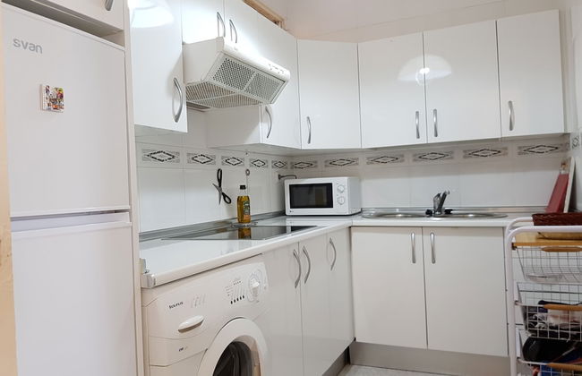 Sky-High Seaside Fuengirola Flat - Photo 4