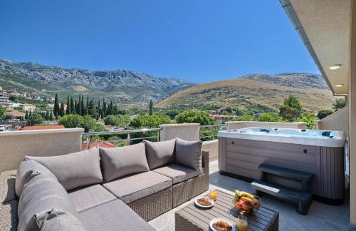 Luxury Mountain View Escape with Private Jacuzzi Split area - Photo 2