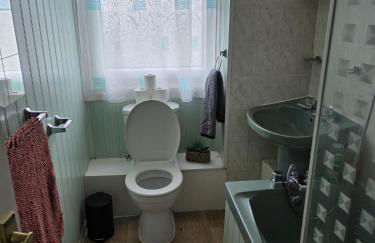 3BR House with Parking 10 Mins to Airport Sleeps 6 - Foto 8