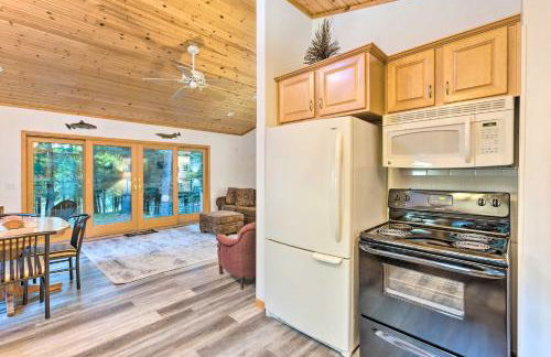 Charming Thompsonville Home with On-Site River! - Foto 10