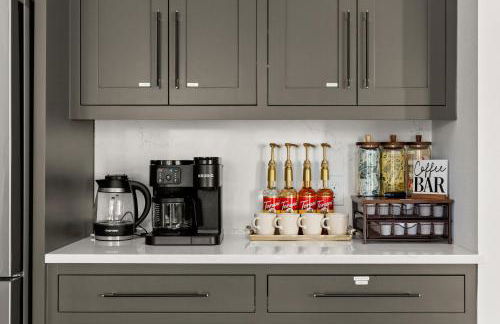 Designer Home with Hot Tub BBQ & Hill Views - Foto 19