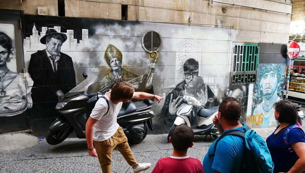 Atendiendo a las explicaciones del guía