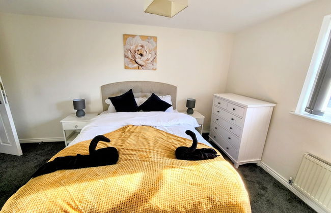 Large Modern House with Parking - Photo 26